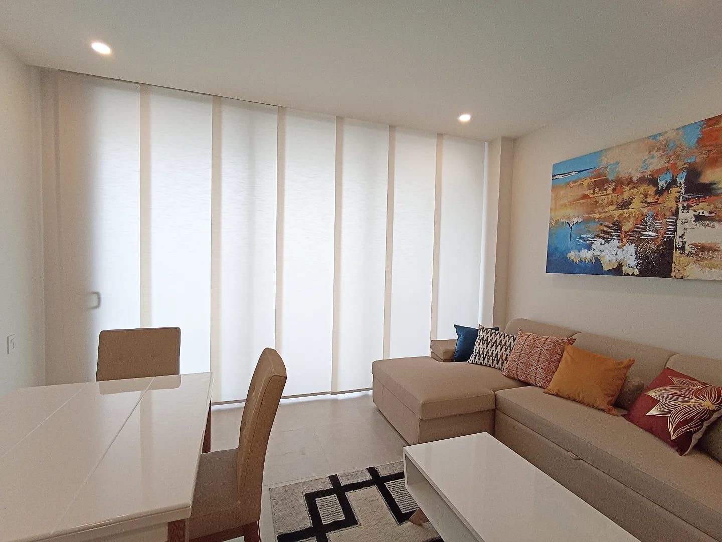 Sala comedor con panel japonés blanco