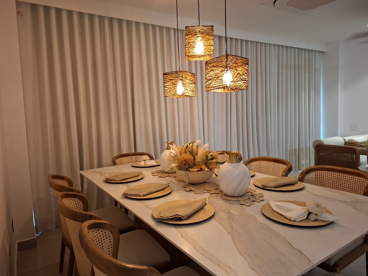 Comedor elegante con cortinas de tela