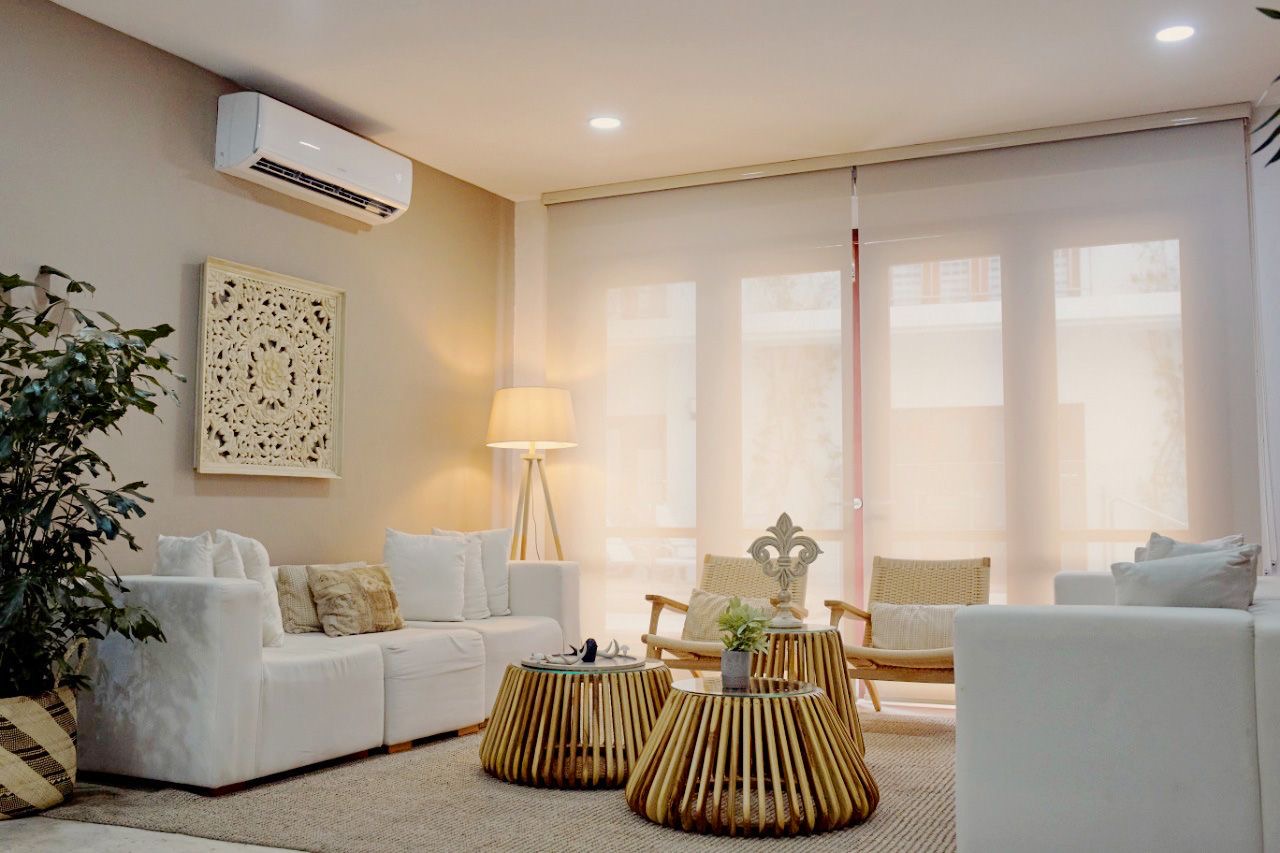 Sala social con cortinas enrollables screen