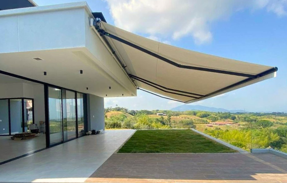 Toldo brazos extensibles instaladas por La Rosa de Sarón