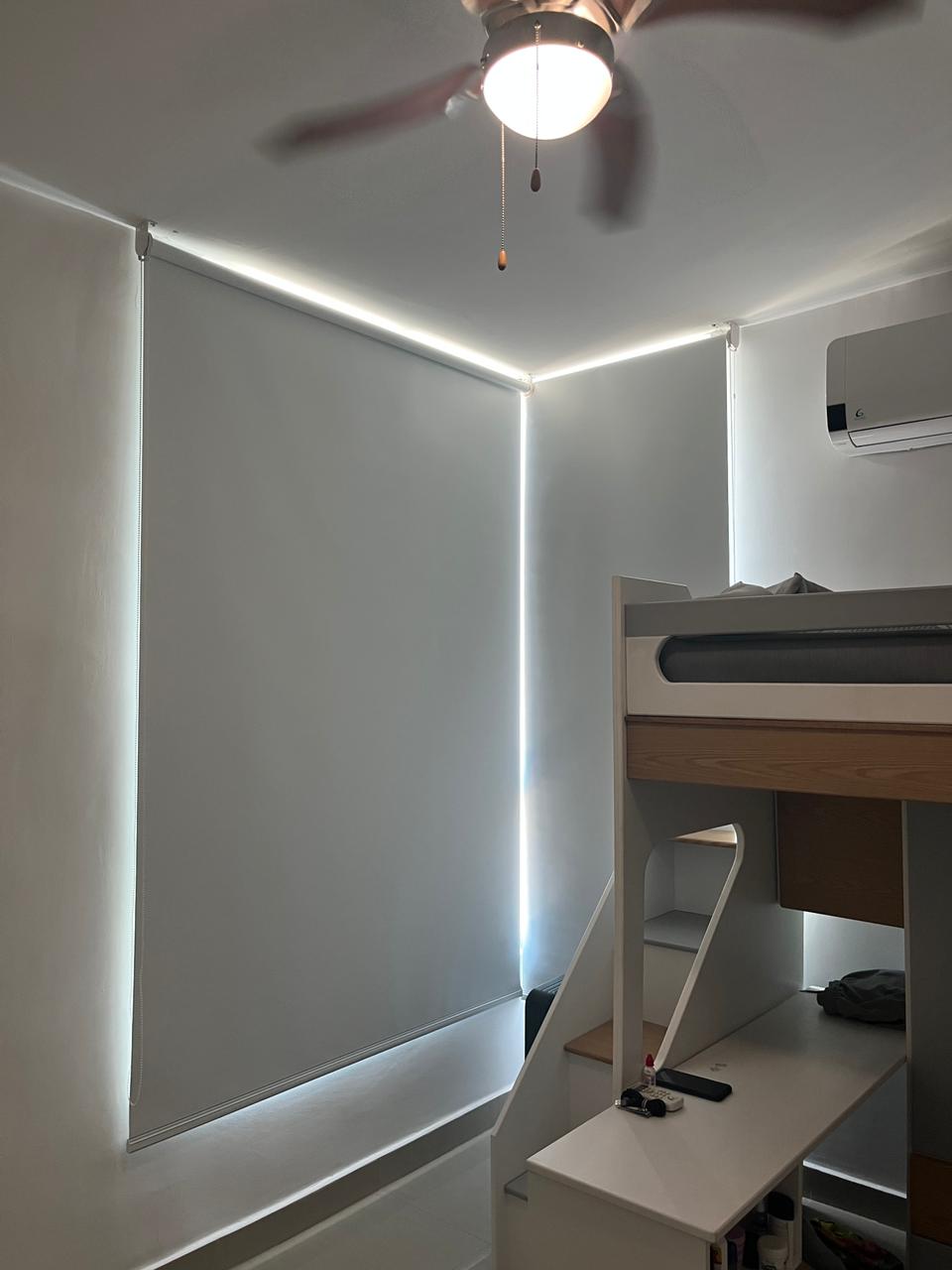 Habitación con cortinas enrollables blackout