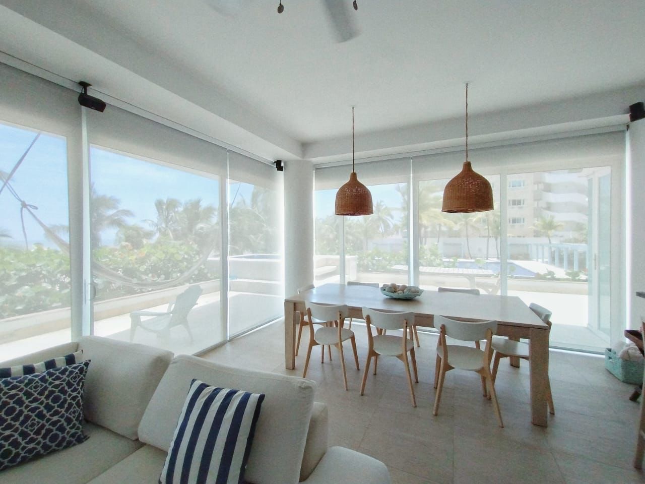 Terraza frente al mar con cortinas enrollables screen