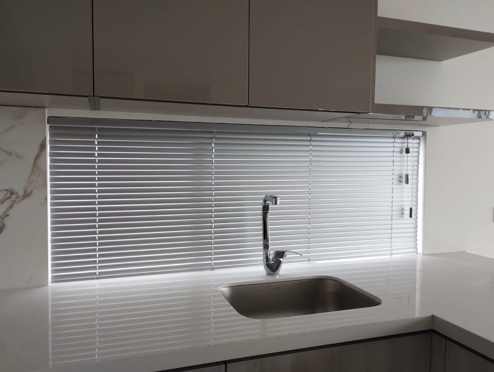 Cocina con persianas de aluminio blancas